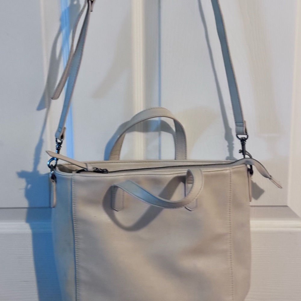 Cream colored Hand Bag. Cute purse!